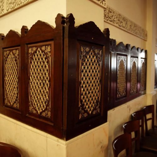 Las epigrafías con inscripciones en árabe se encuentran sobre las diminutas celosías que representan las ventanas que hay en las grandes mezquitas para que pase el aire y apenas la luz del sol