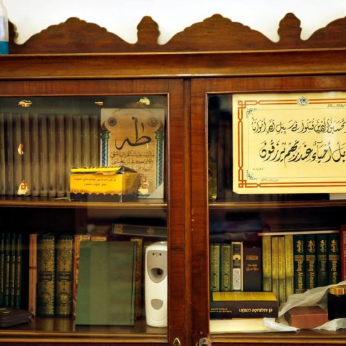 Una pequeña biblioteca contra una de las paredes de la mezquita